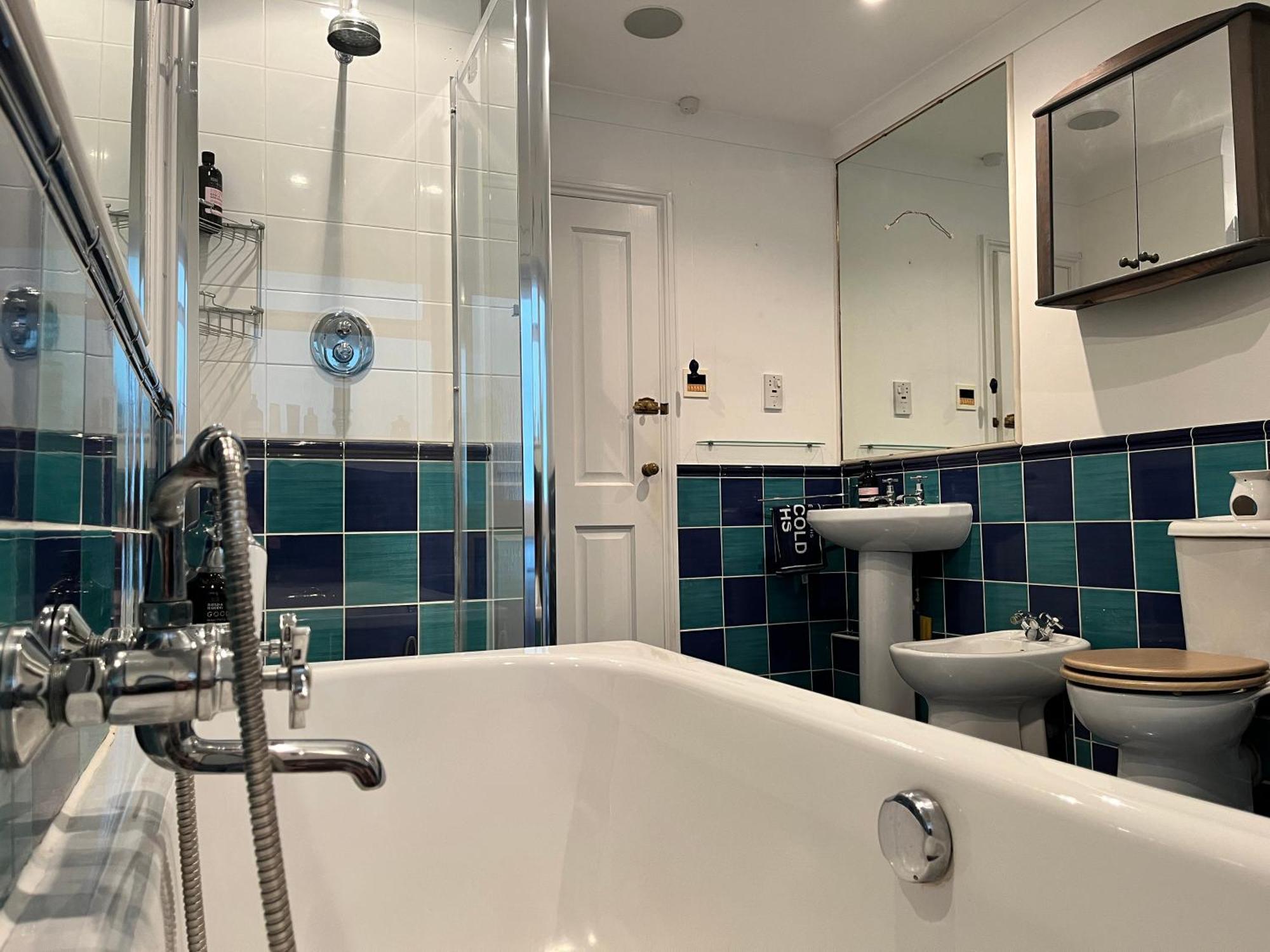 Stay At 'The Elms' In Tranquil Church Norton, Selsey - Ground Floor Bedroom, Own Private Bathroom, Quiet Beach, 2 Acre Garden By The Sea, On Edge Of Wildlife Nature Reserve Luaran gambar