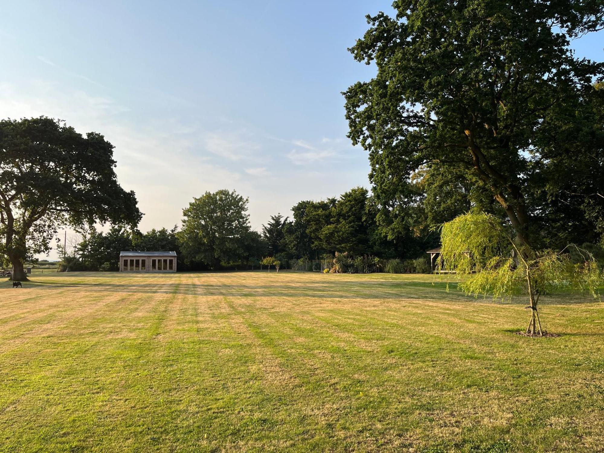 Stay At 'The Elms' In Tranquil Church Norton, Selsey - Ground Floor Bedroom, Own Private Bathroom, Quiet Beach, 2 Acre Garden By The Sea, On Edge Of Wildlife Nature Reserve Luaran gambar