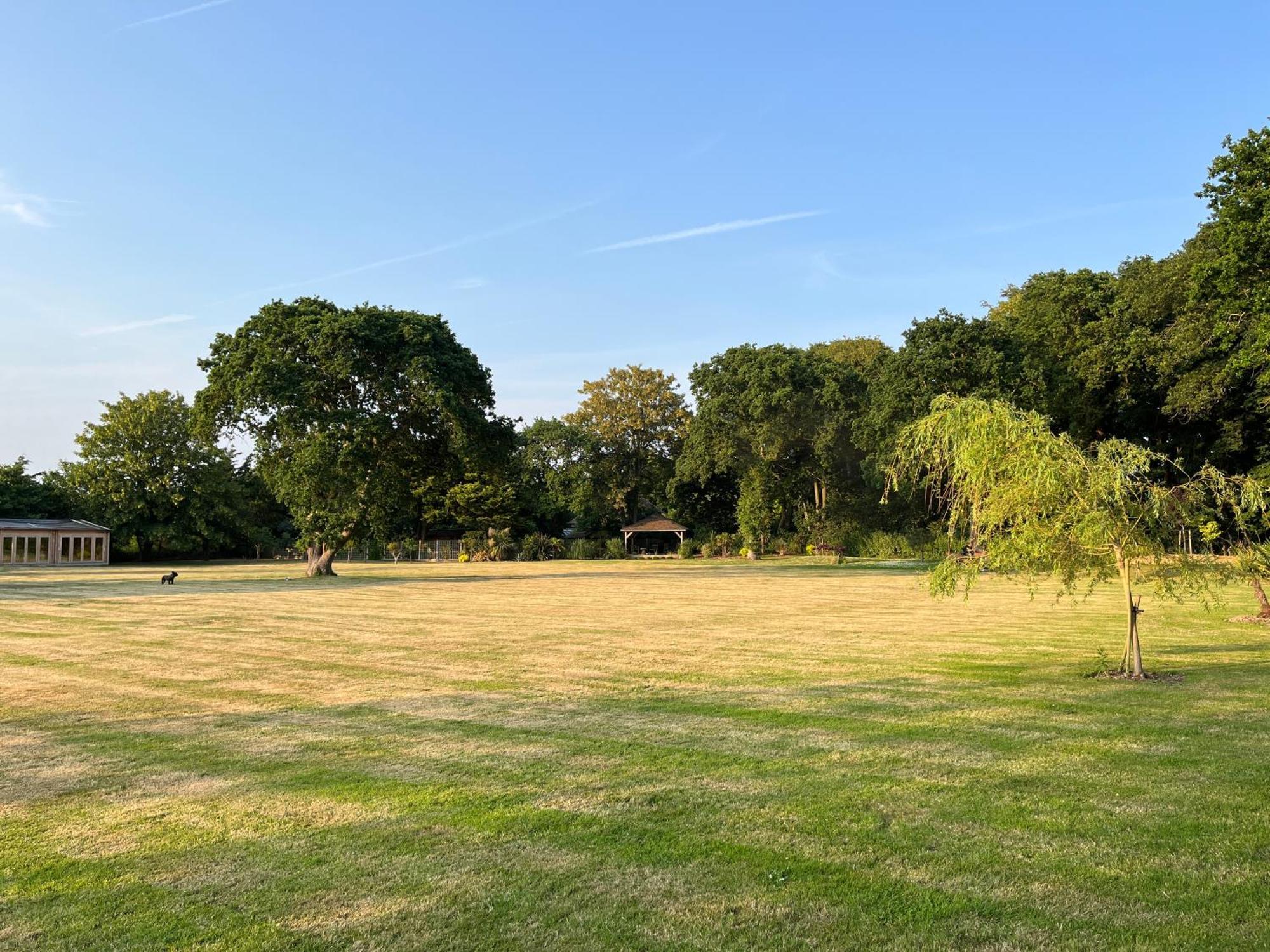Stay At 'The Elms' In Tranquil Church Norton, Selsey - Ground Floor Bedroom, Own Private Bathroom, Quiet Beach, 2 Acre Garden By The Sea, On Edge Of Wildlife Nature Reserve Luaran gambar